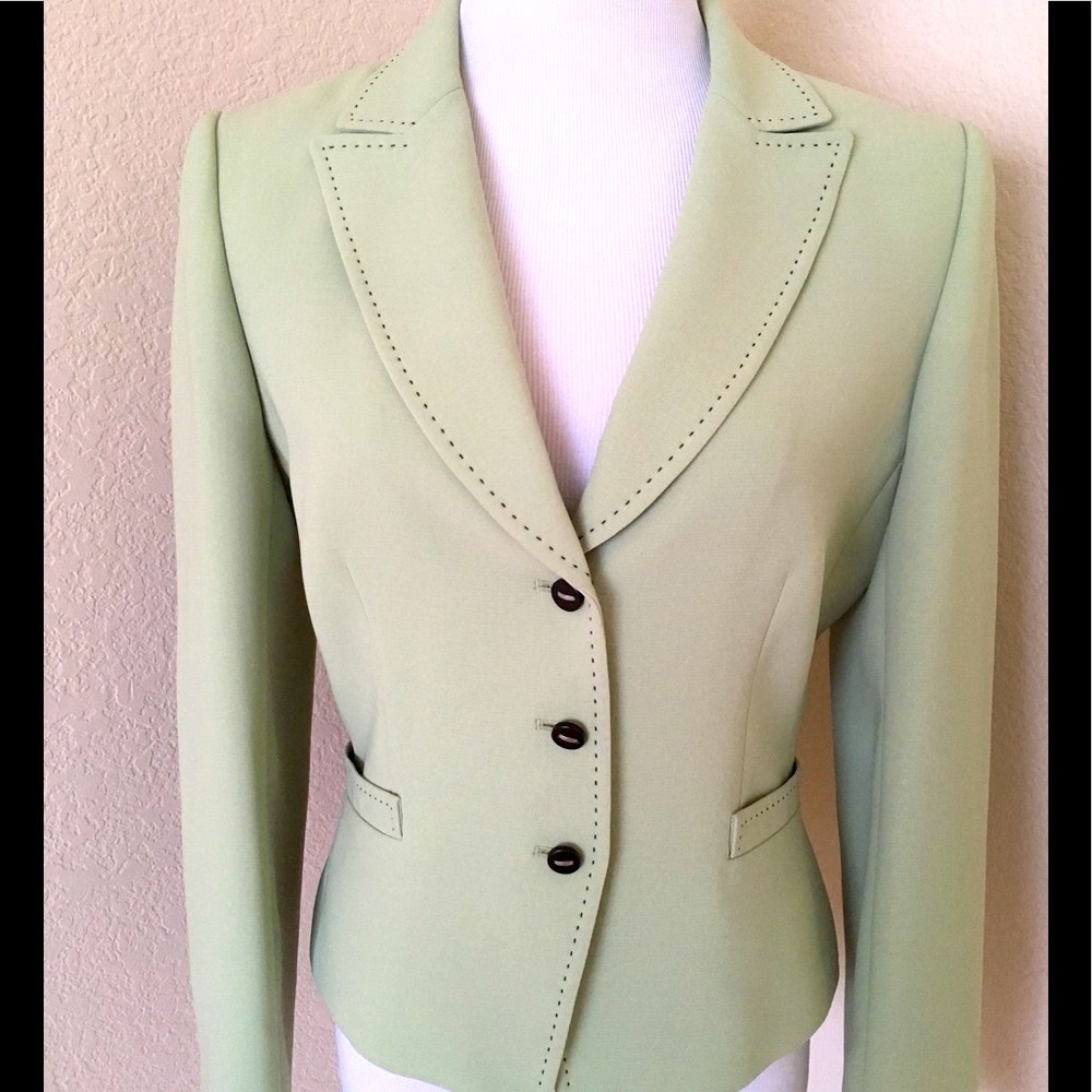 Tahari blazer jacket tailored look 3 button blazer